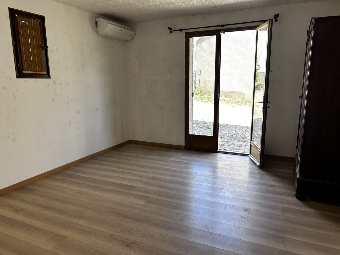 
                                                Vente
                                                 maison 4 chambres +bureau sur 750 m²