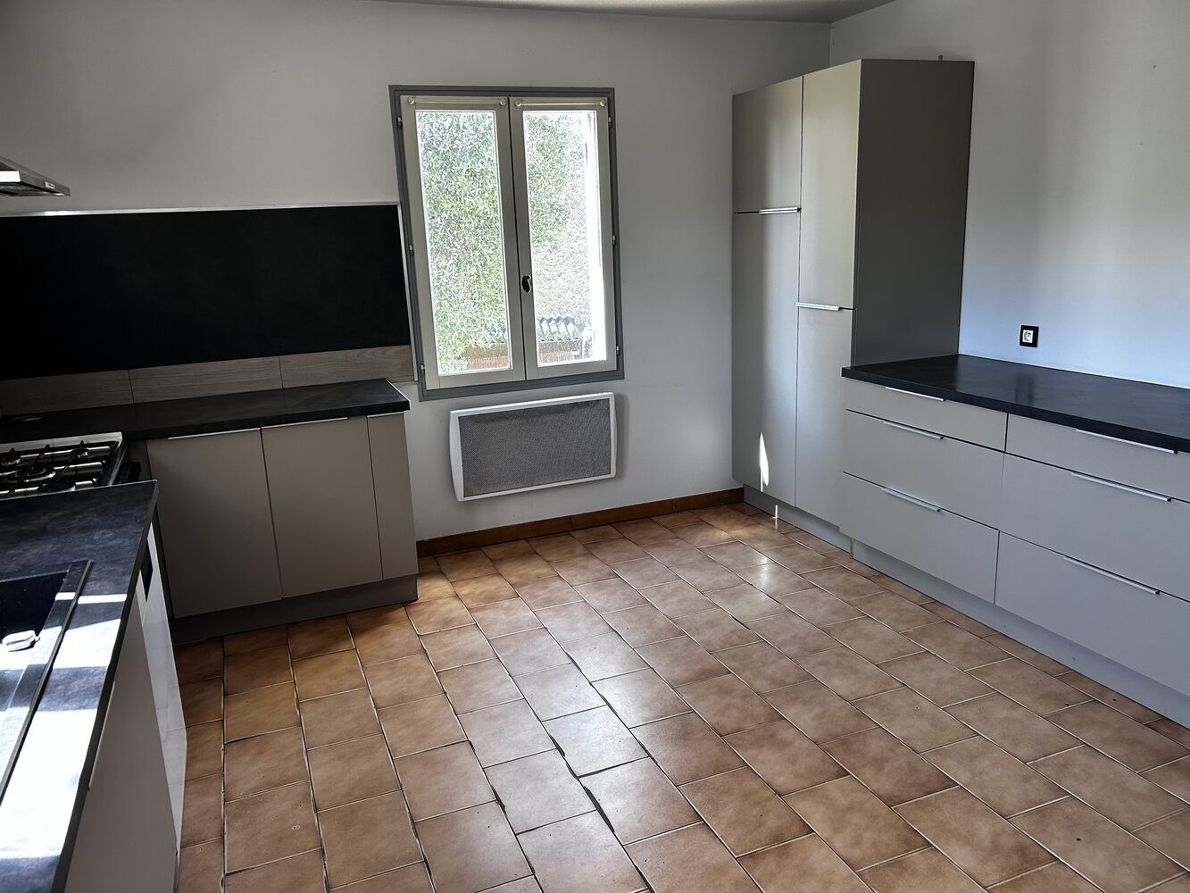 
                                                Vente
                                                 maison 4 chambres +bureau sur 750 m²