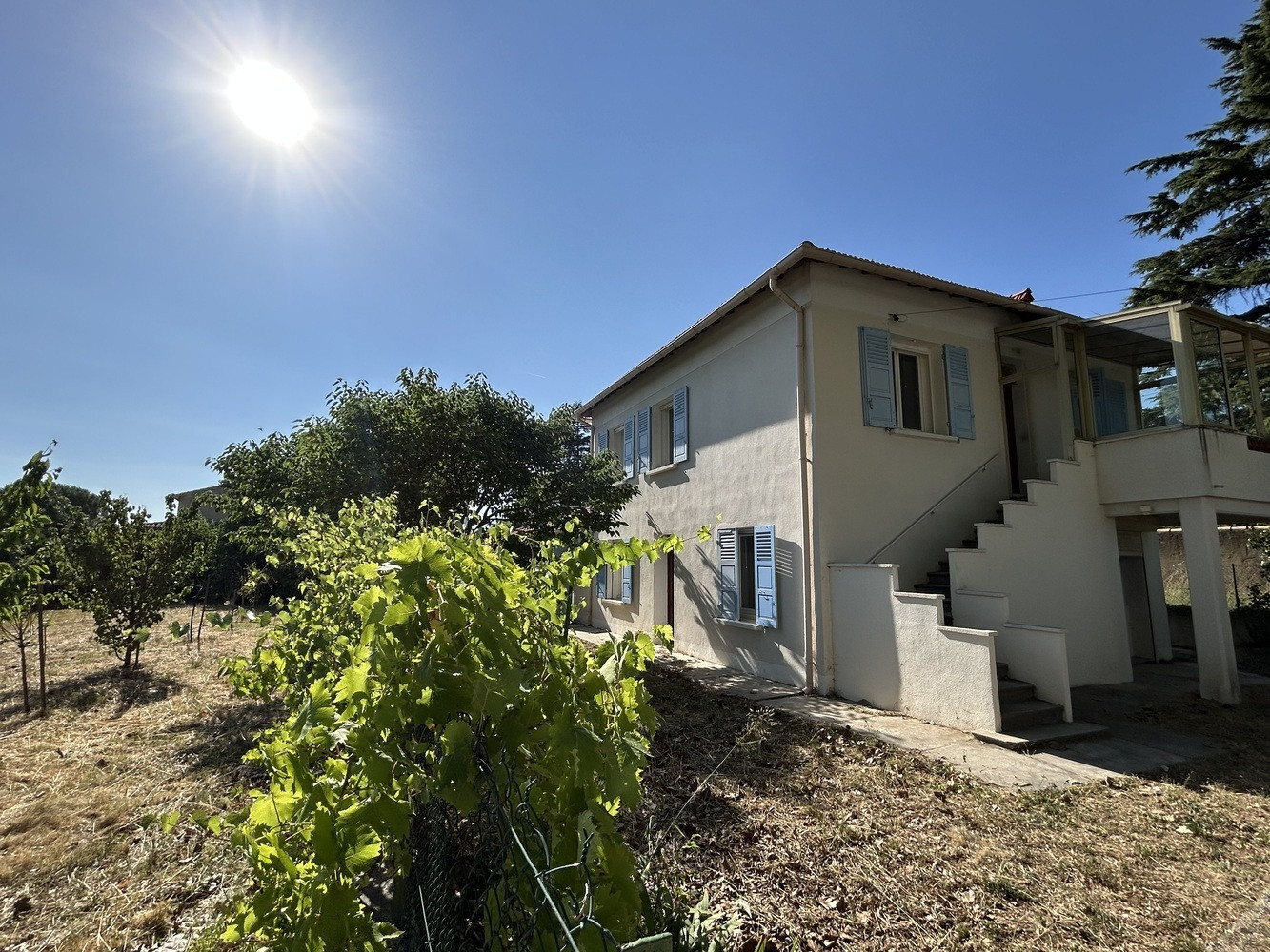 
                                                Vente
                                                 maison 4 chambres sur 950 m² et dépendances