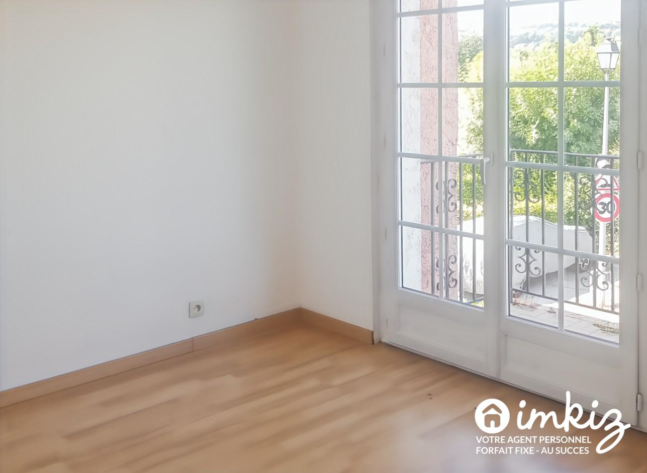 
                                                Vente
                                                 Maison 4 pièces,parking , piscine tennis medecin