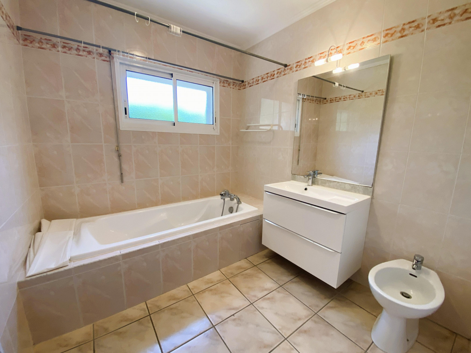 
                                                Vente
                                                 Maison 4 pièces plain-pied quartier calme