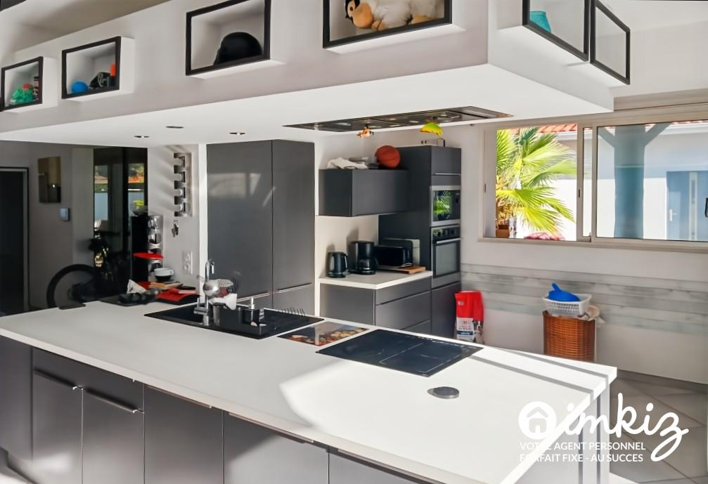 
                                                Vente
                                                 Maison 5 p. piscine, dépendances - plage à pied