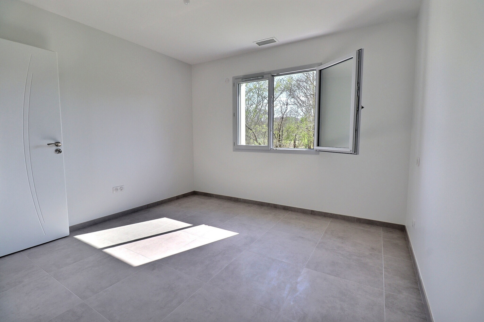 
                                                Vente
                                                 Maison 5 pièces