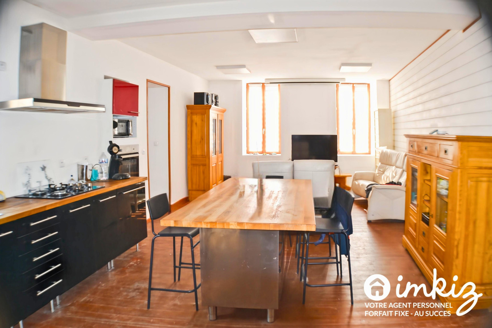 
                                                Vente
                                                 Maison 5 pièces de 140 m² avec cour et préau