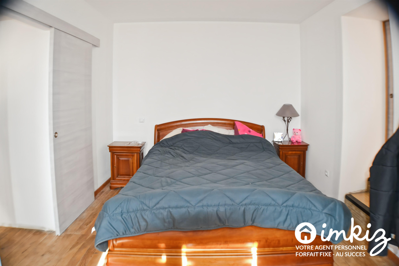 
                                                Vente
                                                 Maison 5 pièces de 140 m² avec cour et préau