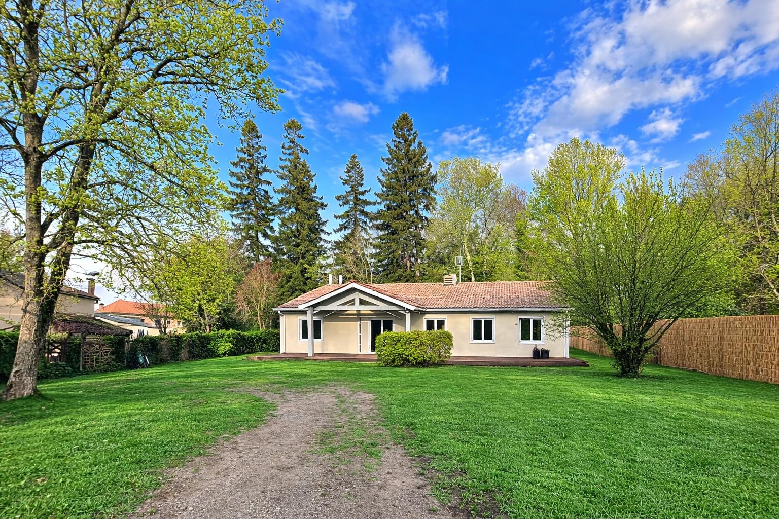 
                                                Vente
                                                 MAISON 6 PIECES - 164M2