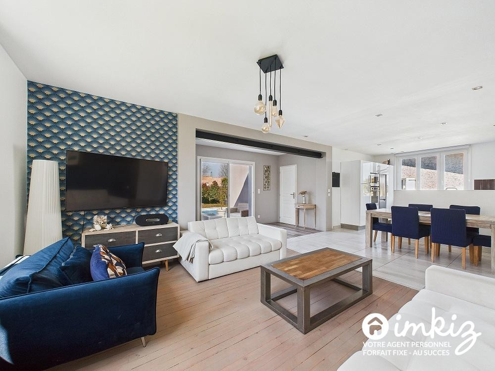 
                                                Vente
                                                 Maison 6 pièces avec piscine