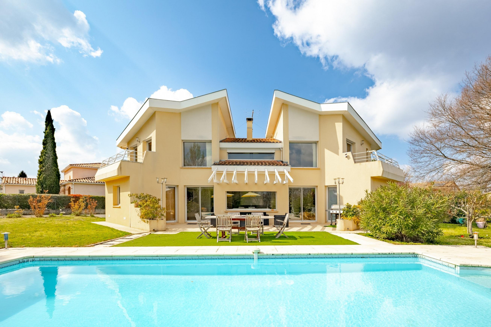 
                                                Vente
                                                 Maison 6 pièces avec piscine et 1500 m² de terrain