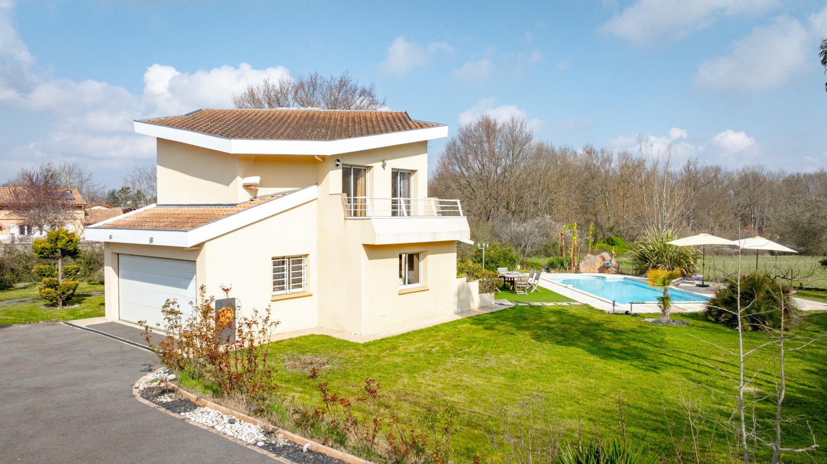 
                                                Vente
                                                 Maison 6 pièces avec piscine et 1500 m² de terrain