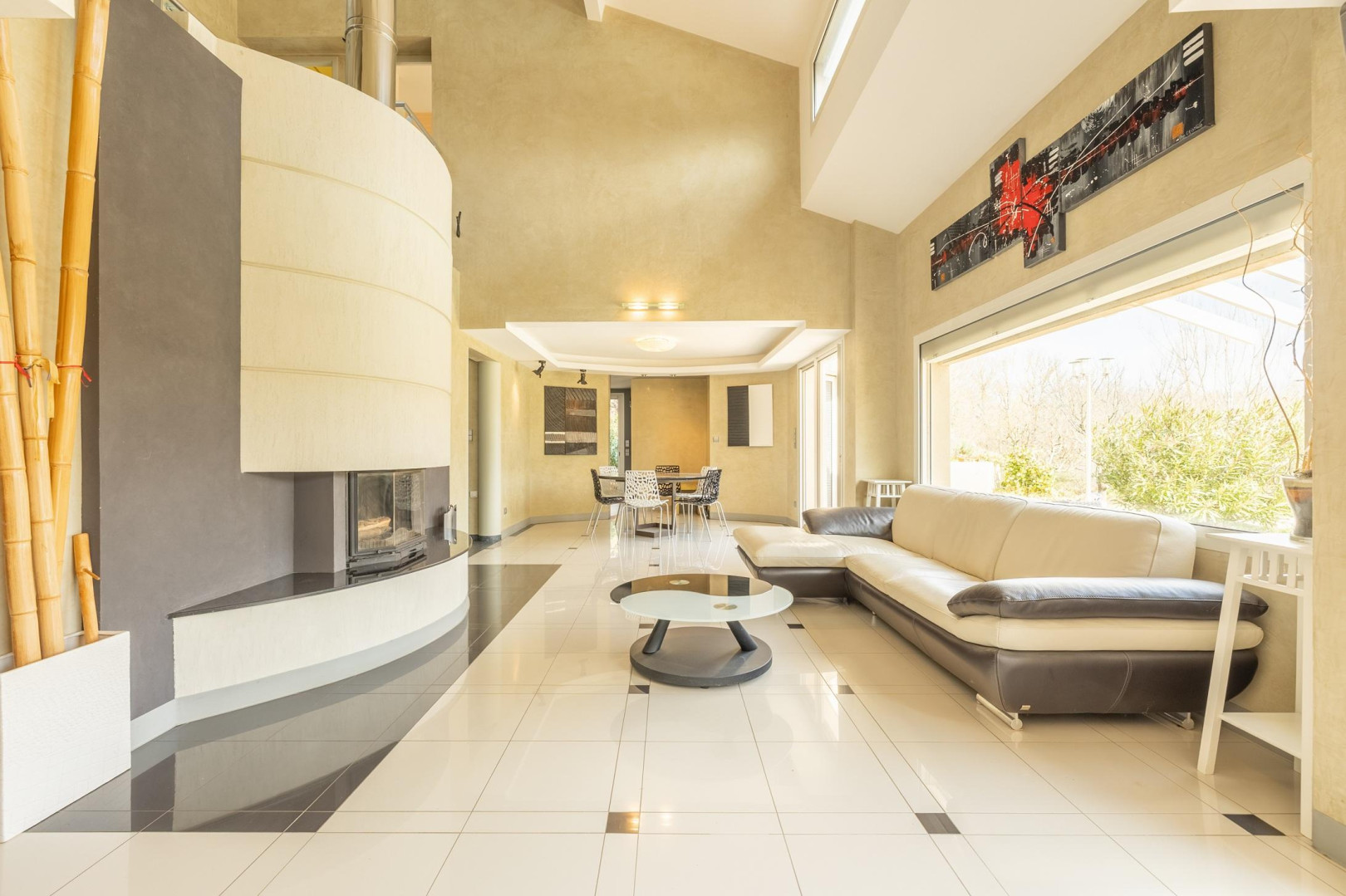 
                                                Vente
                                                 Maison 6 pièces avec piscine et 1500 m² de terrain