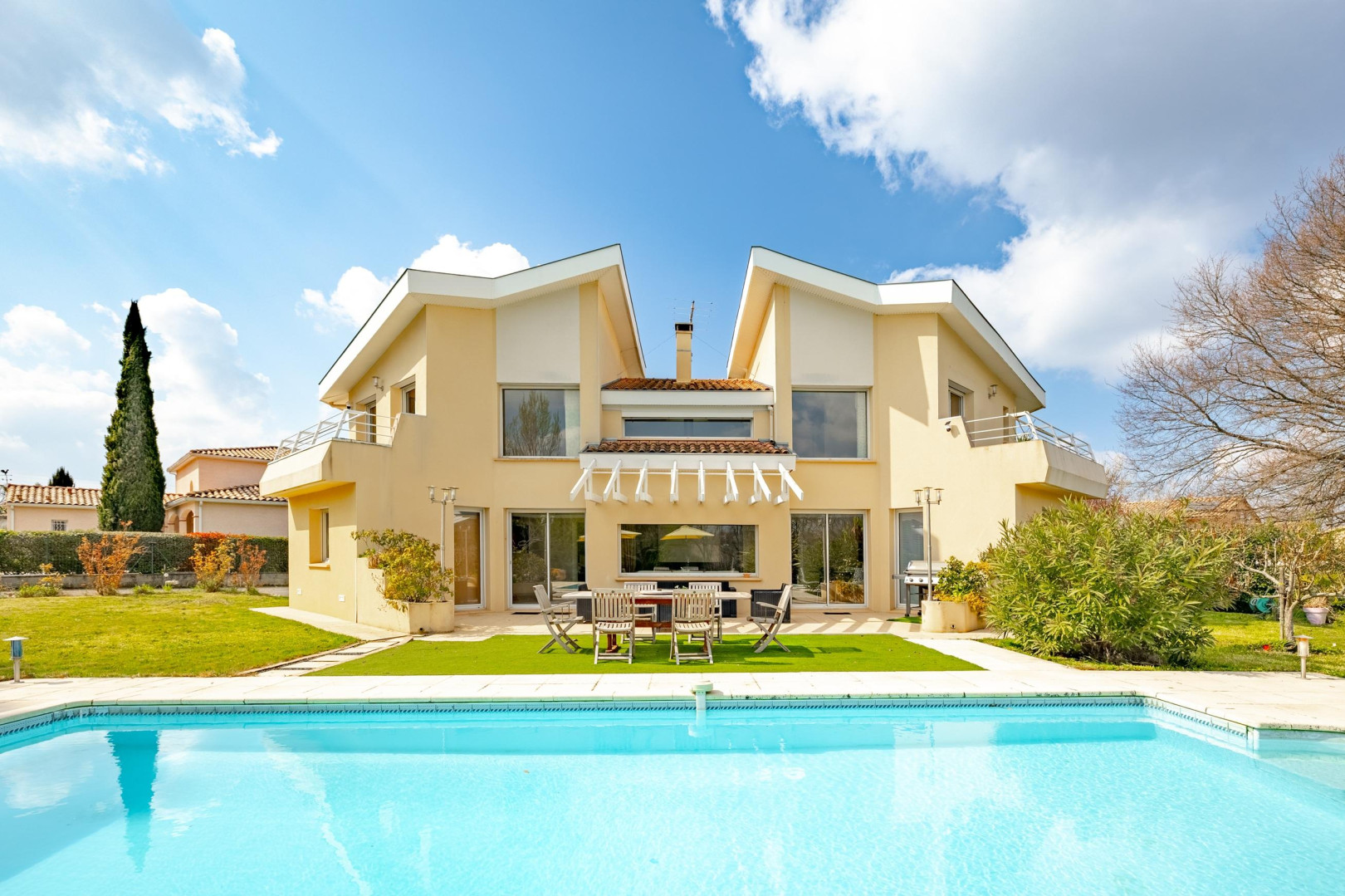 
                                                Vente
                                                 Maison 6 pièces avec piscine et 1500 m² de terrain