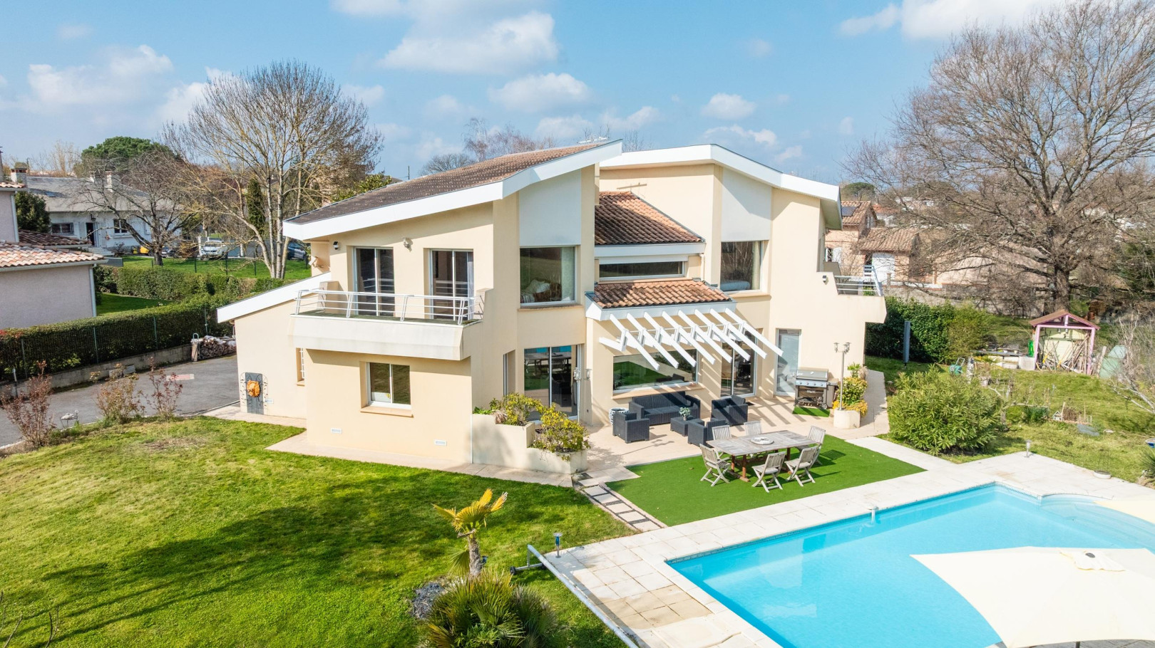 
                                                Vente
                                                 Maison 6 pièces avec piscine et 1500 m² de terrain