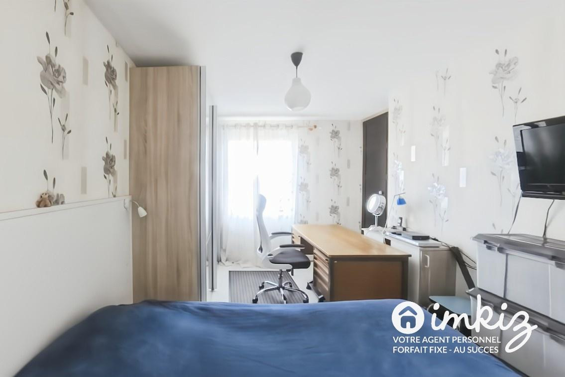 
                                                Vente
                                                 Maison 6 pièces confortable en très bon état