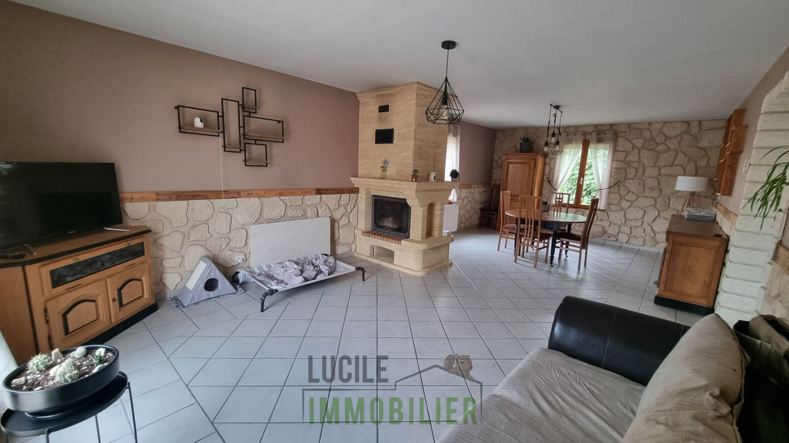 
                                                Vente
                                                 Maison 6 pièces de 130m²