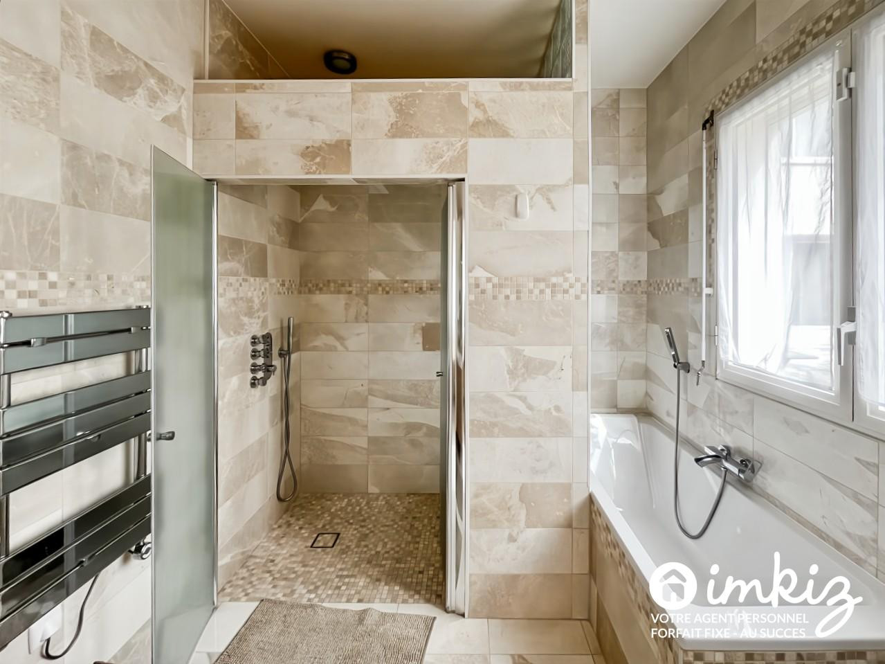 
                                                Vente
                                                 Maison 6 pièces rénovée avec garage - piscinable