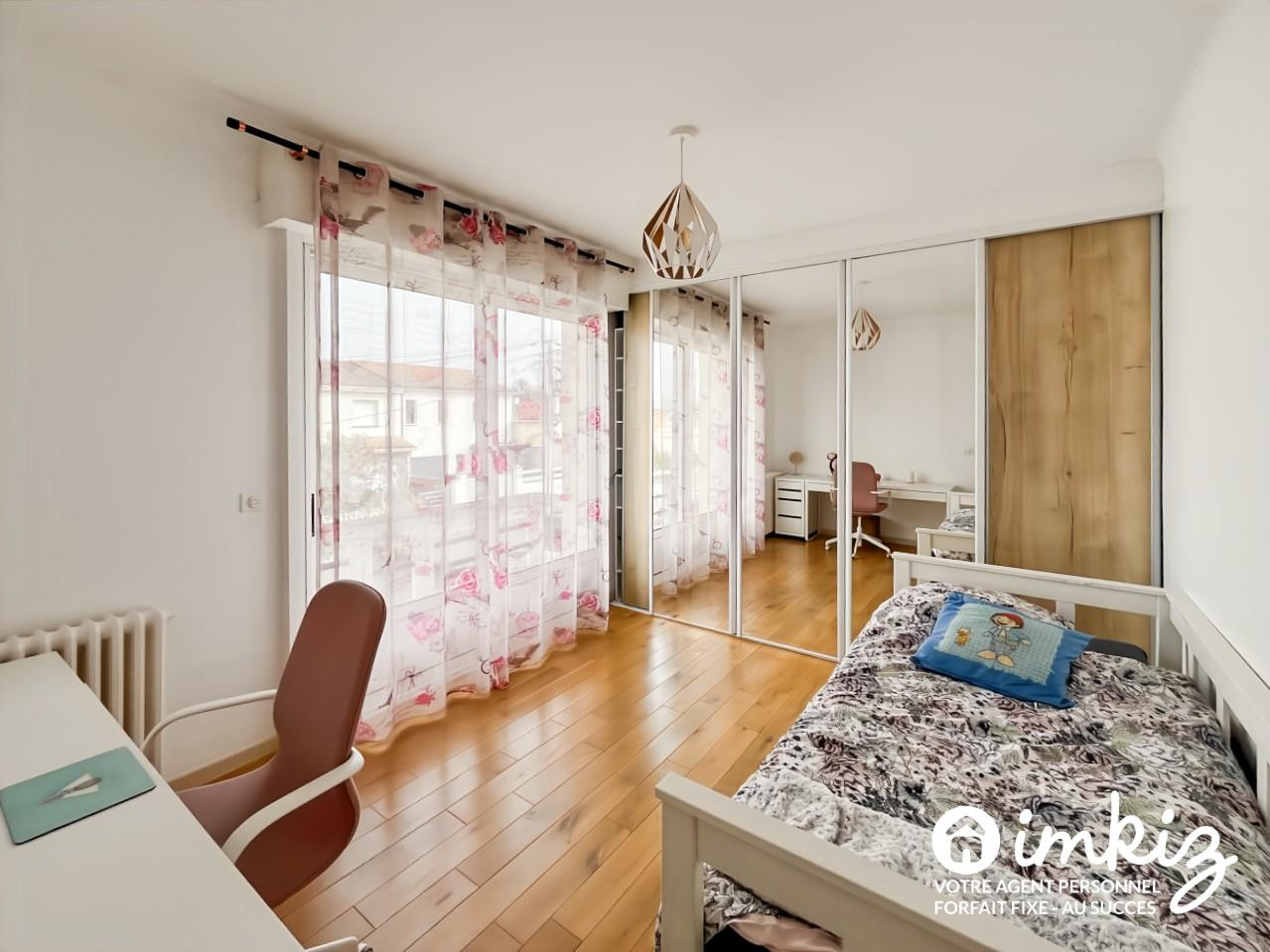 
                                                Vente
                                                 Maison 6 pièces rénovée avec garage - piscinable