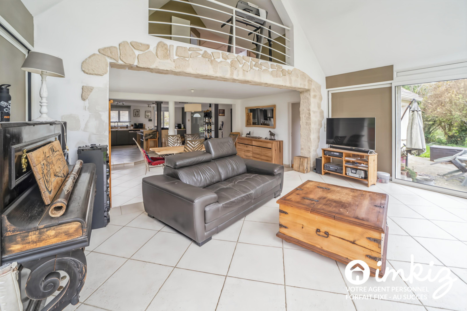 
                                                Vente
                                                 Maison 7 pièces 180m² sur terrain de 1,5 hectare