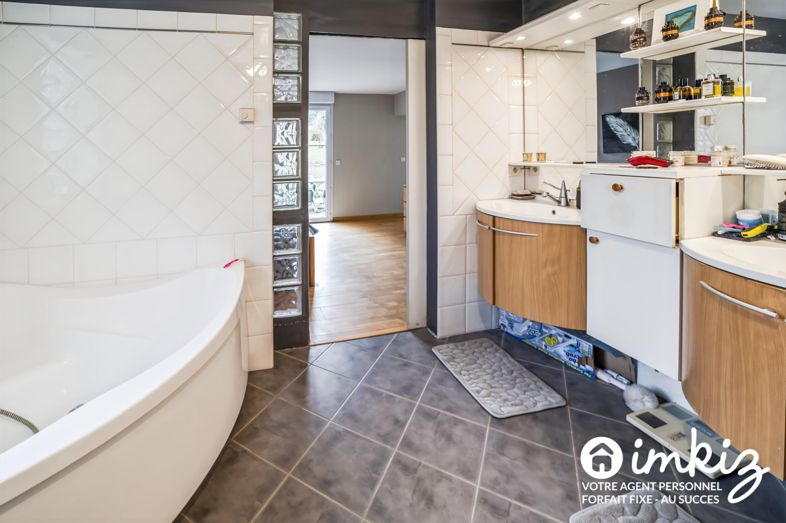 
                                                Vente
                                                 Maison 7 pièces 180m² sur terrain de 1,5 hectare