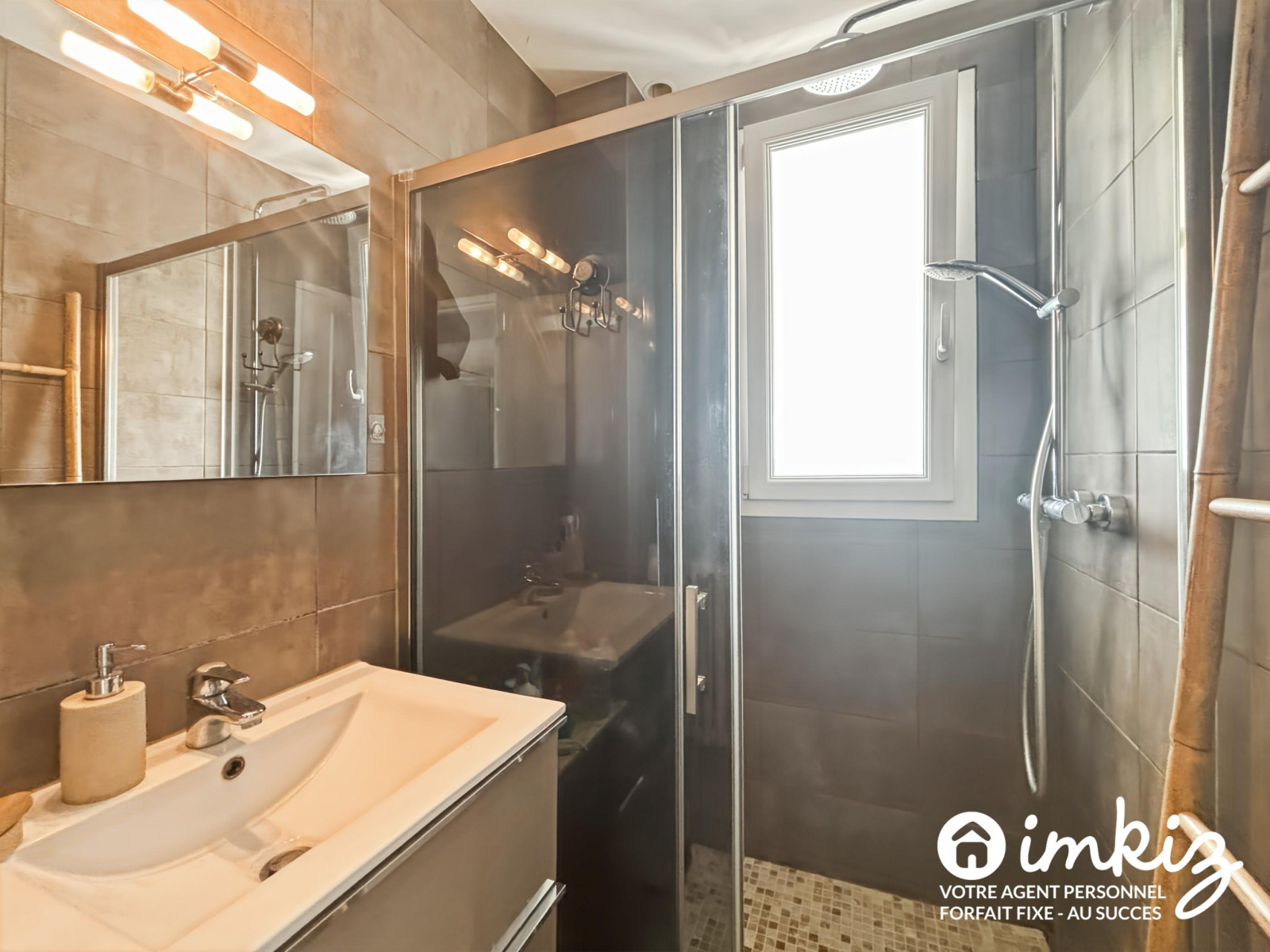 
                                                Vente
                                                 Maison 7 pièces à proximité de toutes commodités
