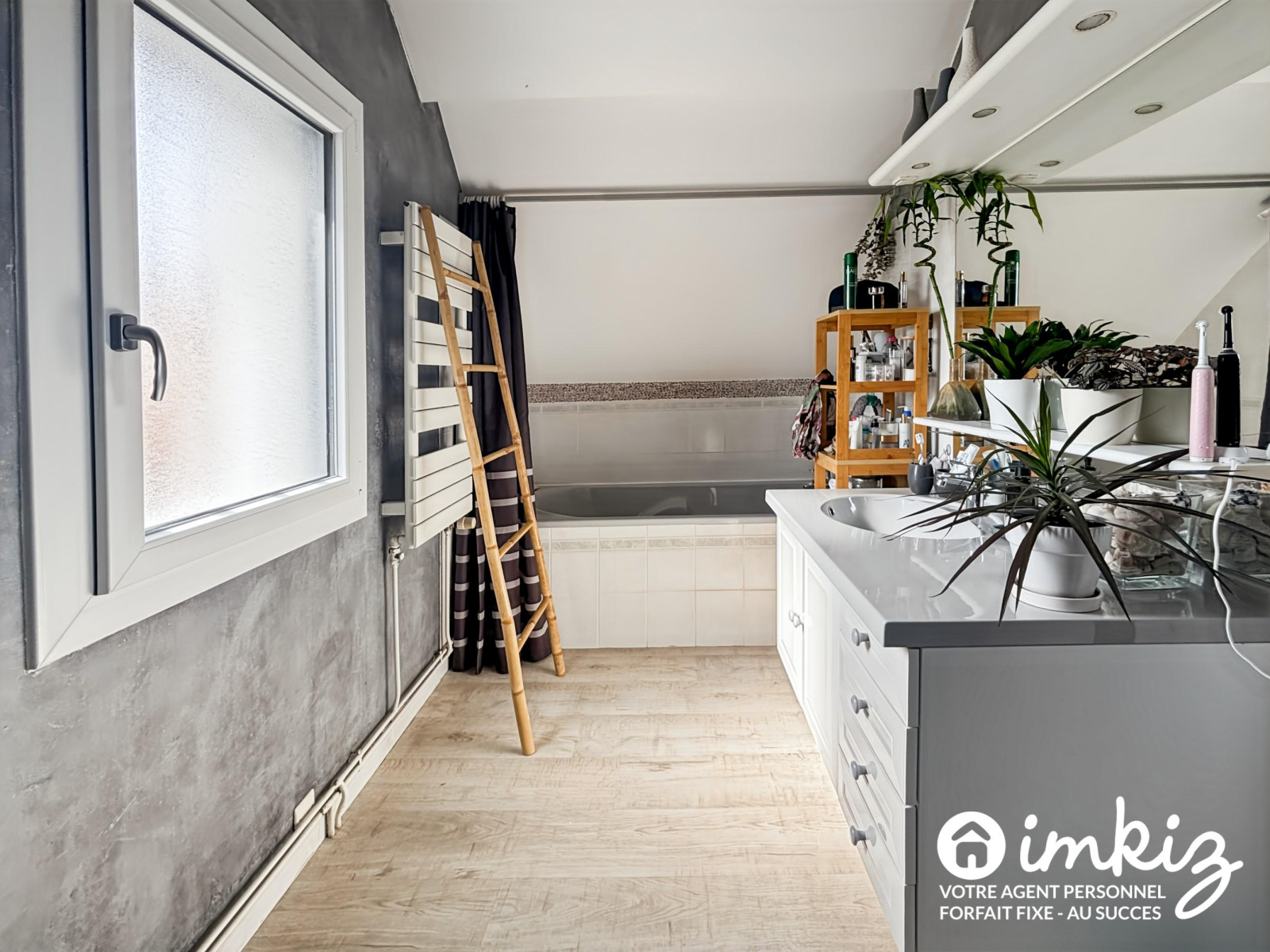
                                                Vente
                                                 Maison 7 pièces à proximité de toutes commodités