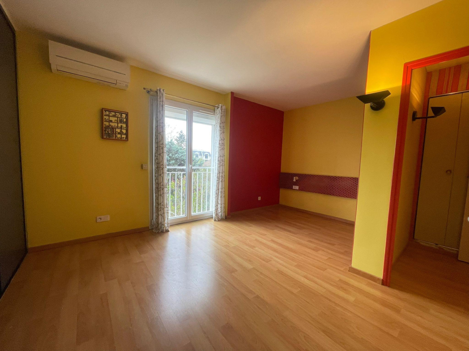 
                                                Vente
                                                 Maison 7 pièces, calme, grands volumes, lumineuse