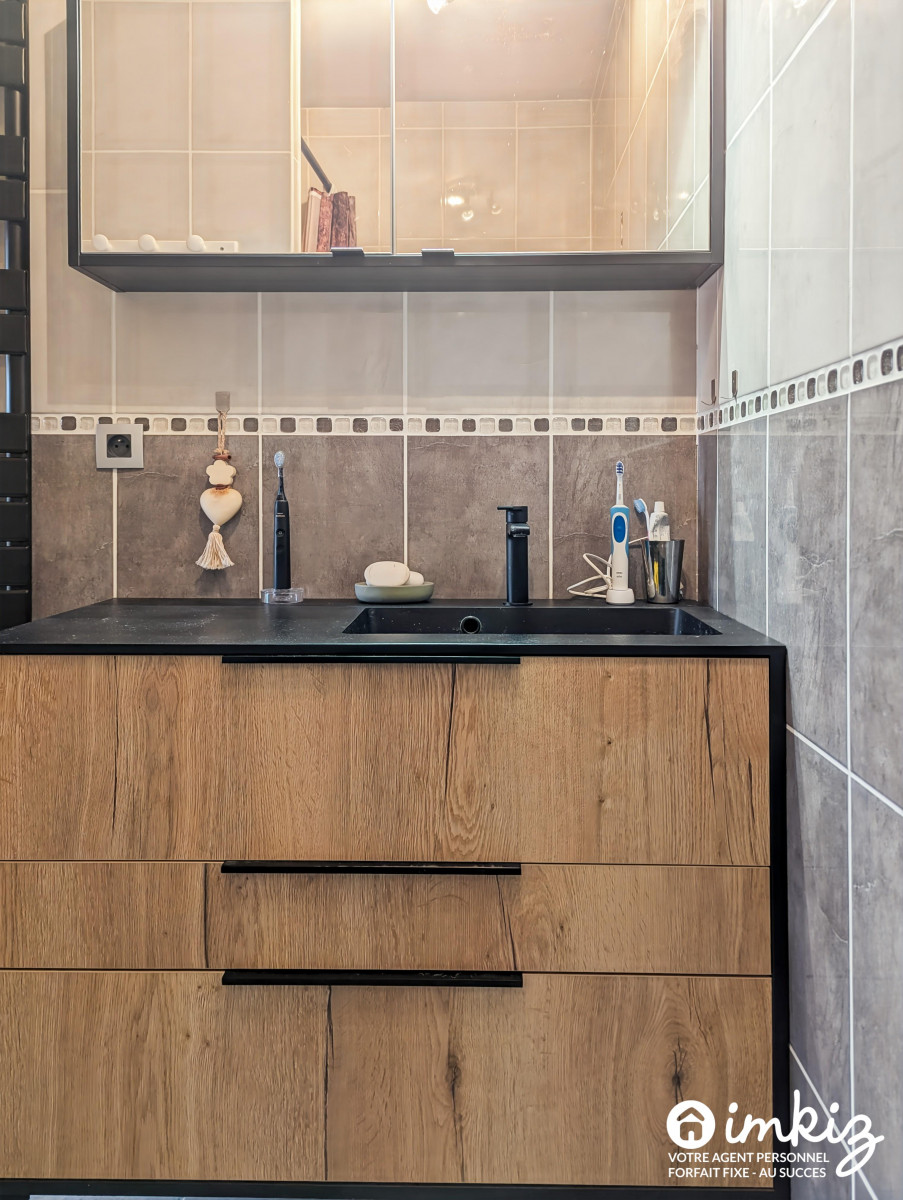 
                                                Vente
                                                 Maison 7 pièces  en excellent état sur jardin