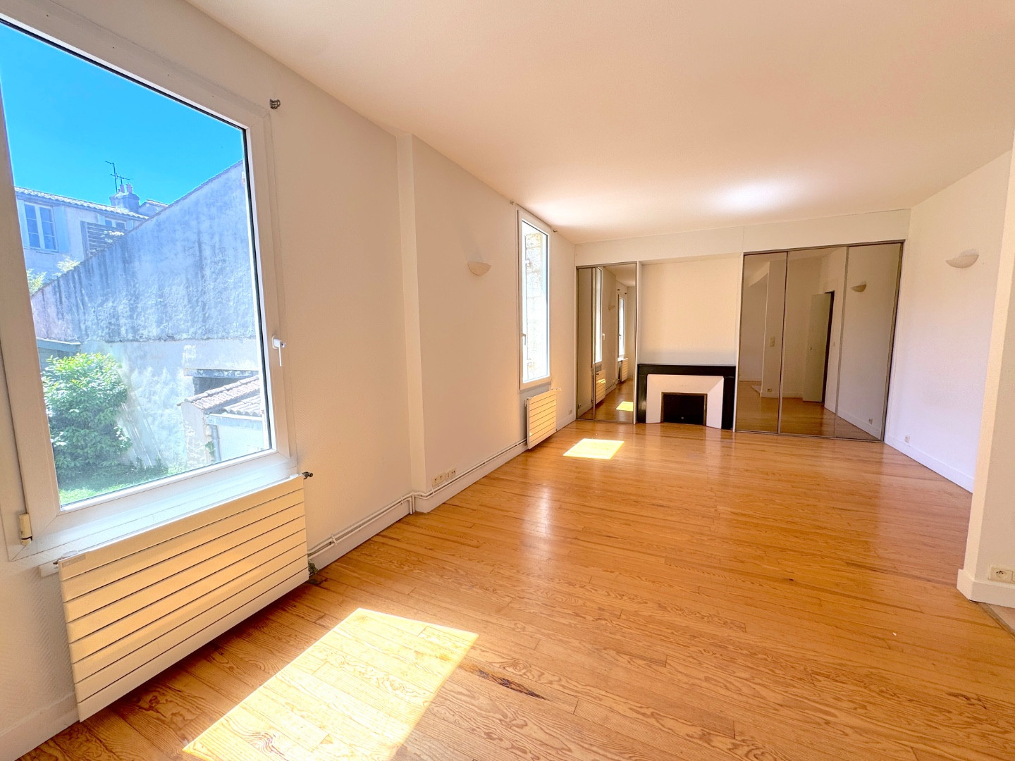 
                                                Vente
                                                 Maison 7 Pièces - Jardin - Chartrons