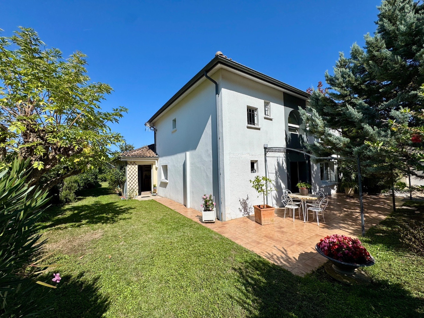 Vente
                                                 MAISON 7 PIECES - JARDIN & GARAGE - LIBOURNE