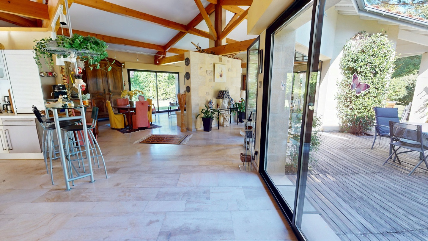 Vente
                                                 MAISON 7 PIECES - JARDIN & GARAGE - LIBOURNE