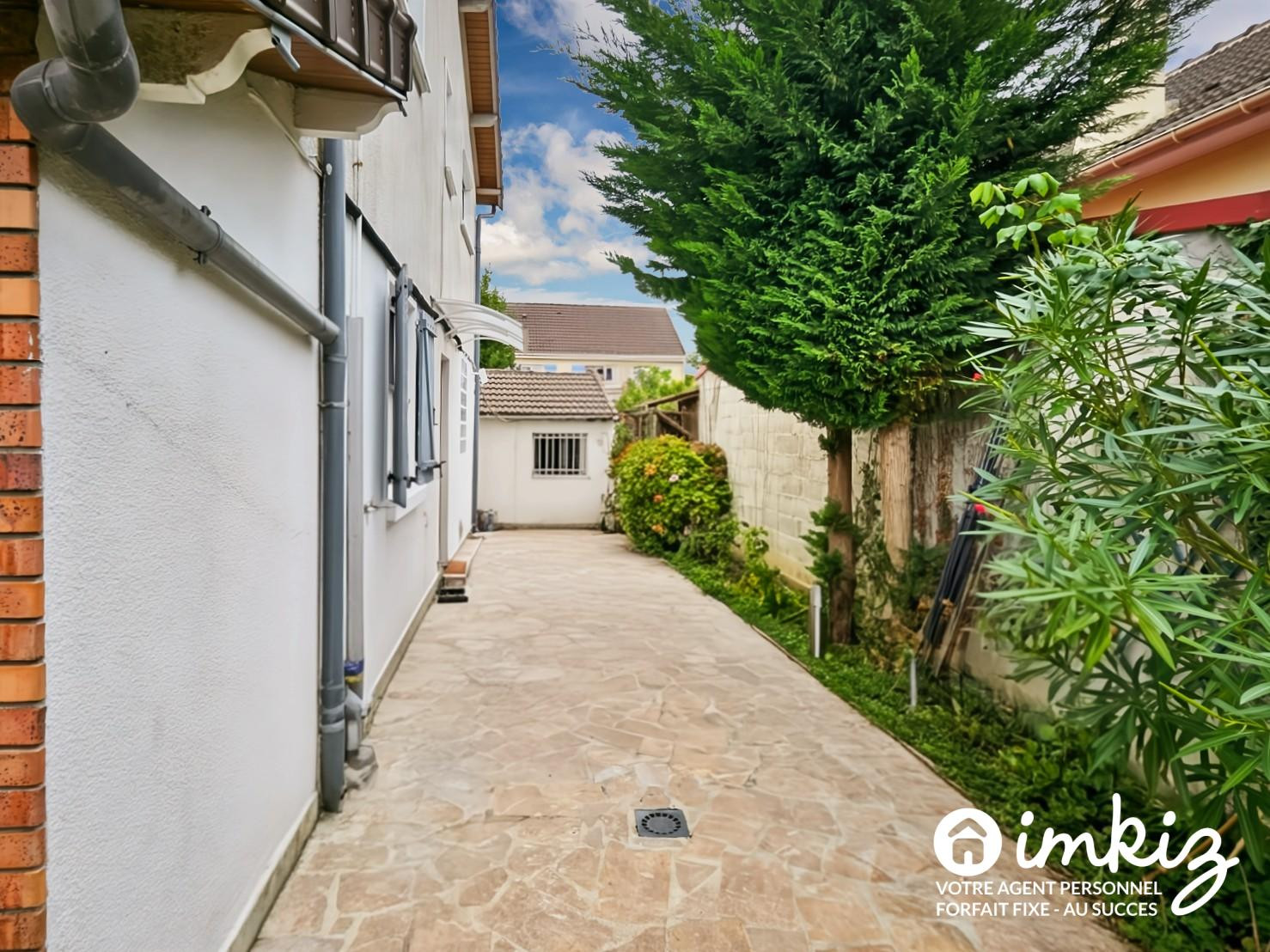 
                                                Vente
                                                 Maison 7 pièces sur grande parcelle arborée