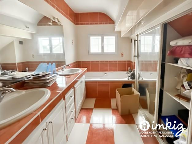 Vente
                                                 Maison 7 pièces + terrasse 32 m²