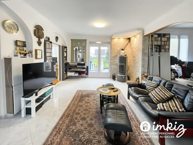 
                                                Vente
                                                 Maison 7 pièces + terrasse 32 m²