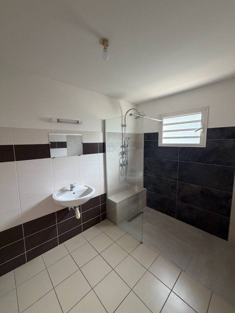 
                                                Location
                                                 Maison 75m² Salazie – 810€/mois