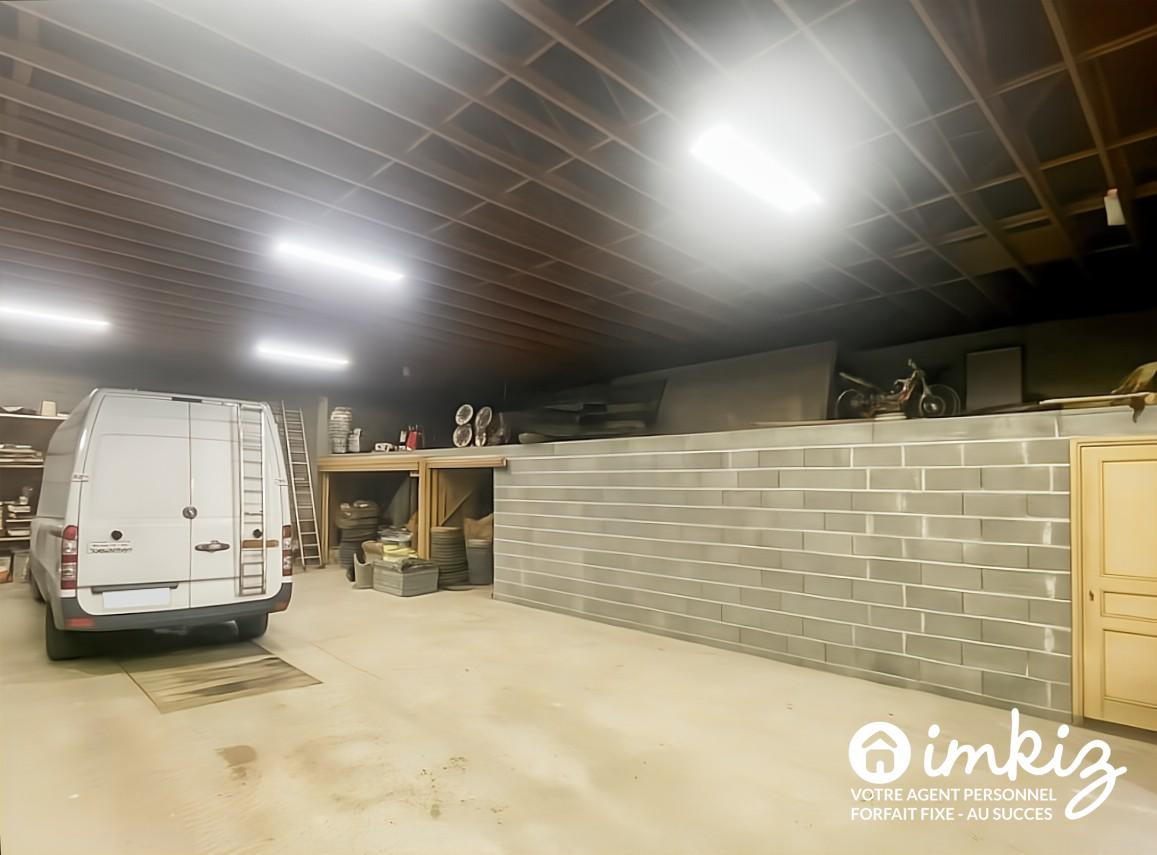Vente
                                                 Maison 8 pièces avec piscine et entrepôt