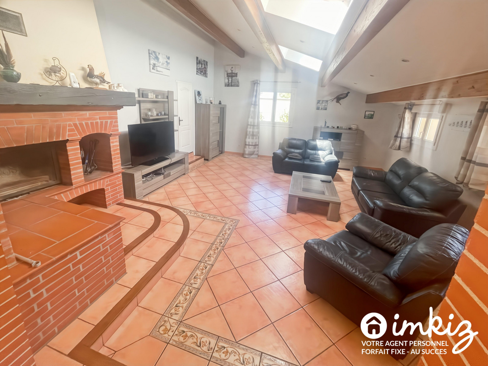 Vente
                                                 Maison 8 pièces avec piscine et entrepôt