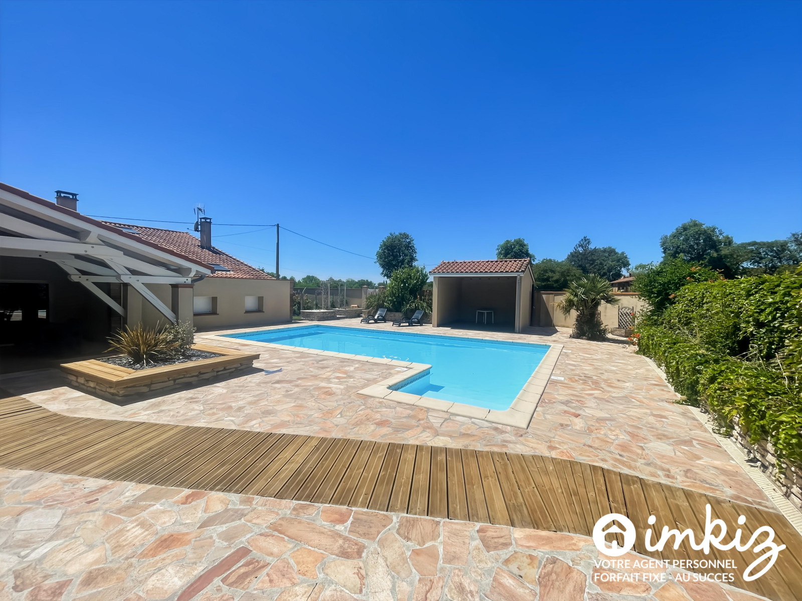 
                                                Vente
                                                 Maison 8 pièces avec piscine et entrepôt