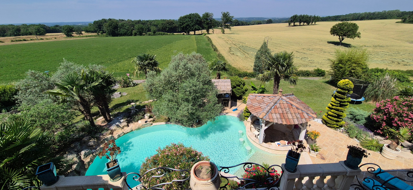 
                                                Vente
                                                 Maison 8 pièces de 365 m² sur 1800 m² de terrain