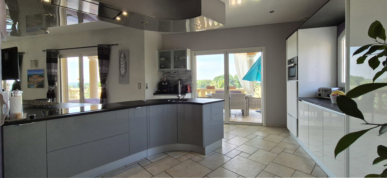 
                                                Vente
                                                 Maison 8 pièces de 365 m² sur 1800 m² de terrain