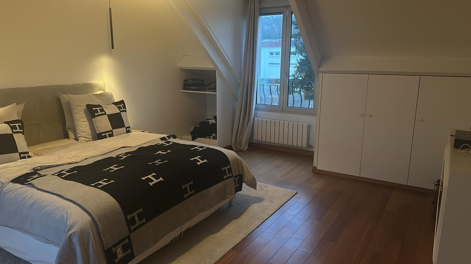 
                                                Location
                                                 Maison à louer à Suresnes