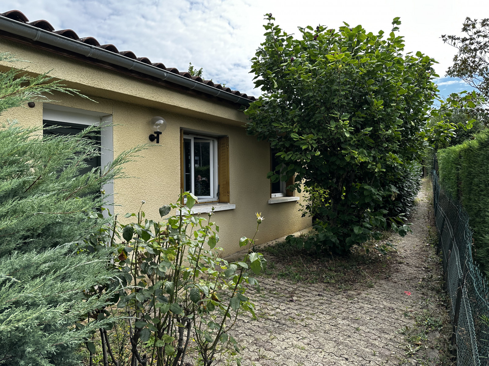 
                                                Vente
                                                 Maison à rénover avec jardin – Saint-Genis-Laval – 71 m² habitables