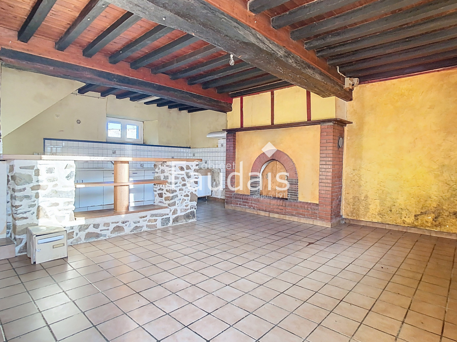 
                                                Vente
                                                 Maison à rénover sur près de 5000 m2 de terrain