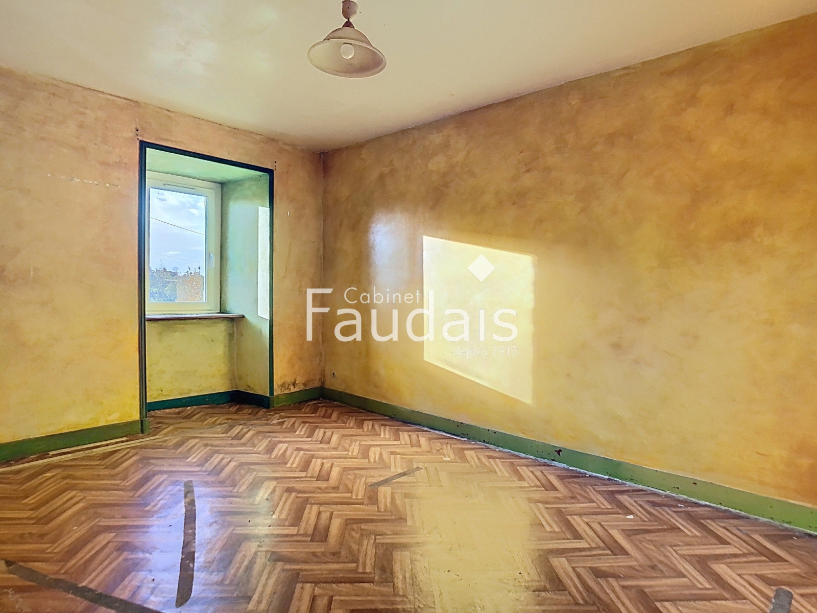 
                                                Vente
                                                 Maison à rénover sur près de 5000 m2 de terrain