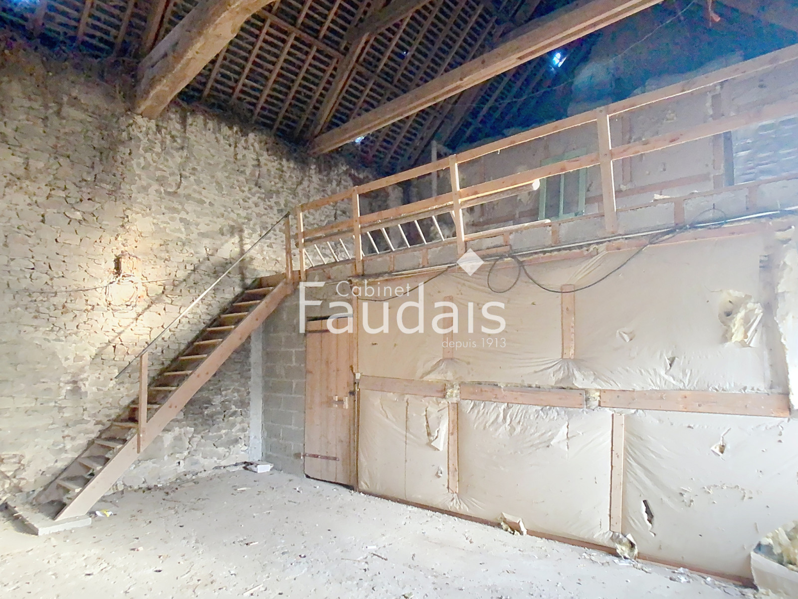 
                                                Vente
                                                 Maison à rénover sur près de 5000 m2 de terrain