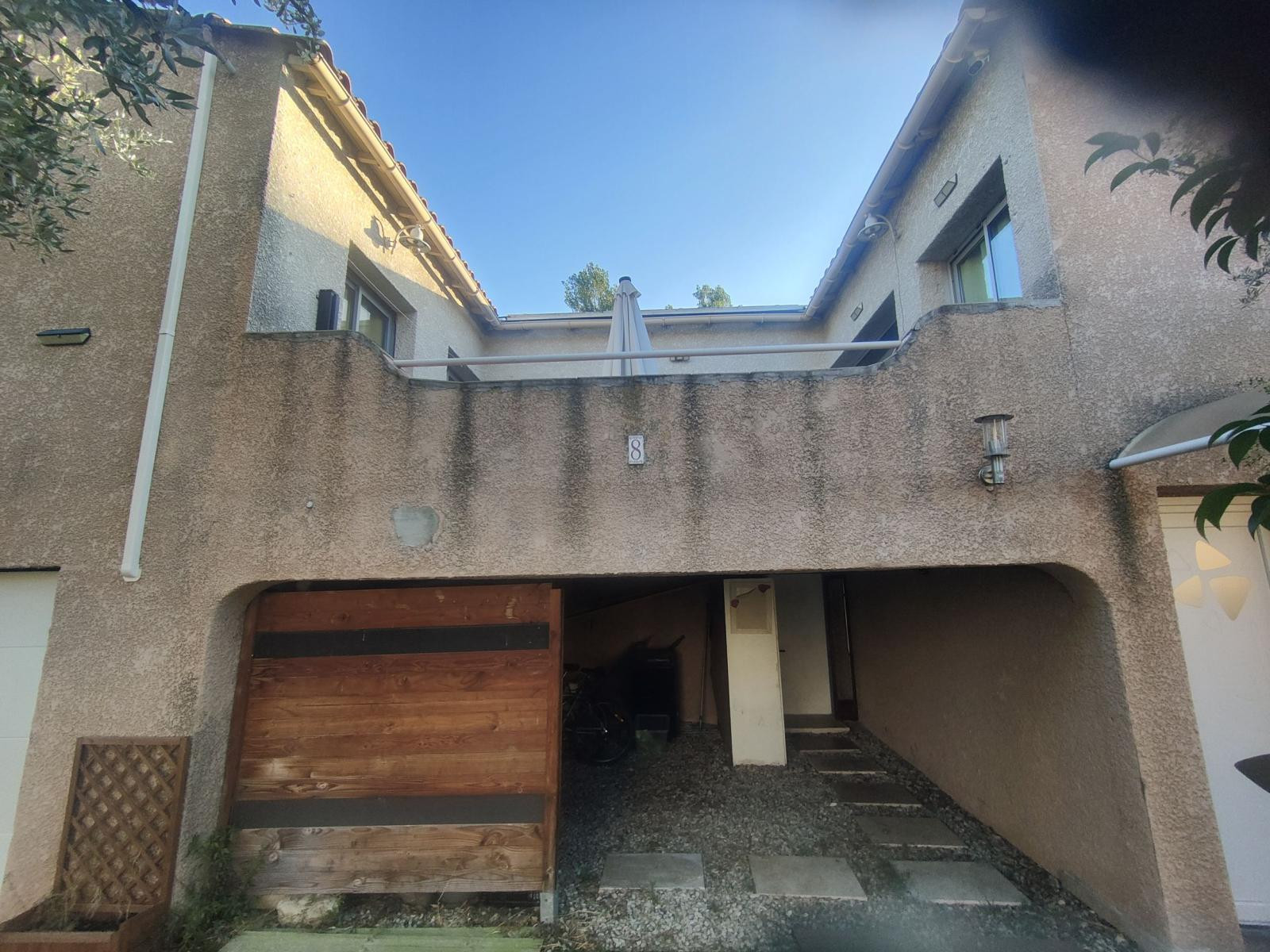 
                                                Location
                                                 Maison atypique ,artisanale, très agréable,piscine