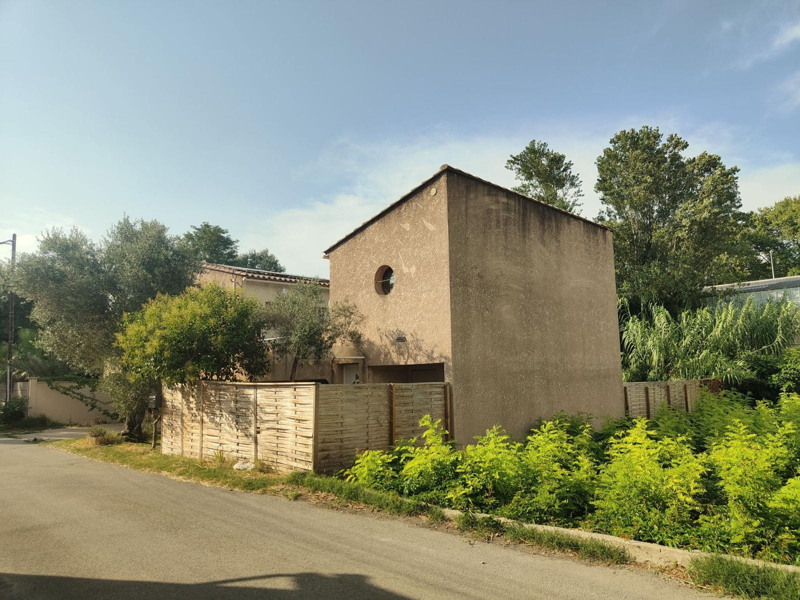 
                                                Location
                                                 Maison atypique ,artisanale, très agréable,piscine