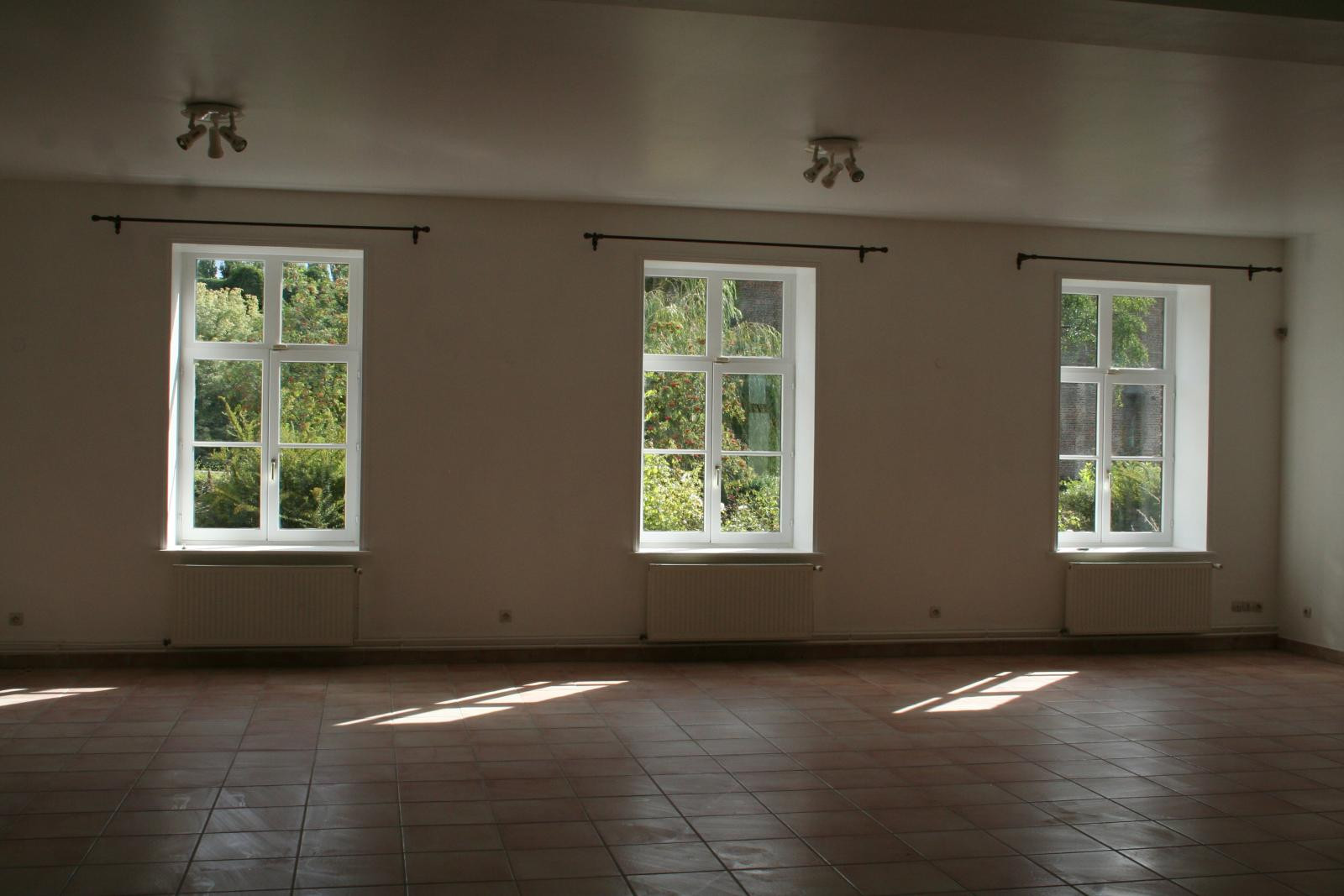
                                                Location
                                                 Maison au calme 350m2, grand séjour 120m2 , jardin