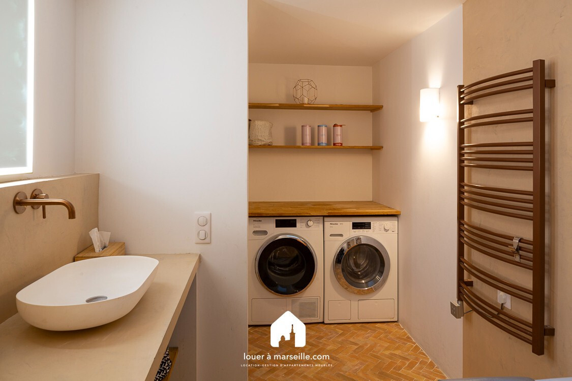 
                                                Location
                                                 MAISON AUREA