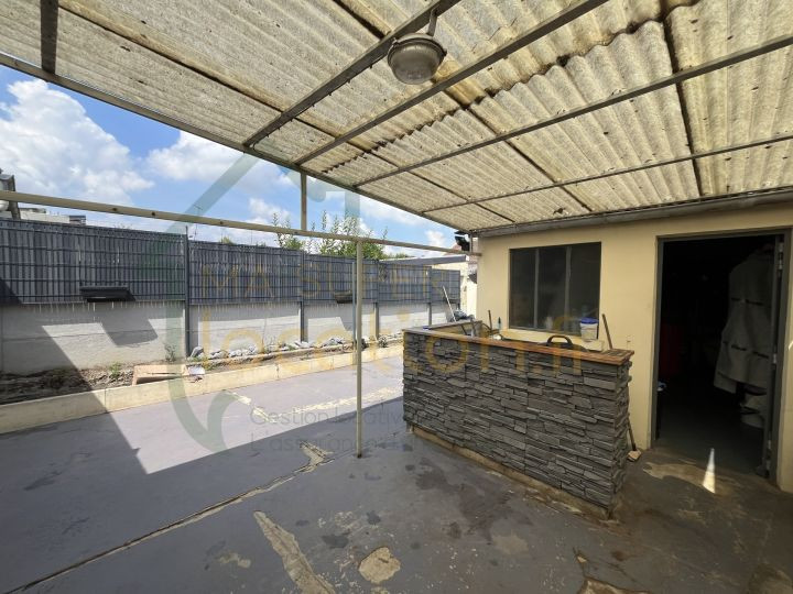 
                                                Location
                                                 Maison avec cour et garage