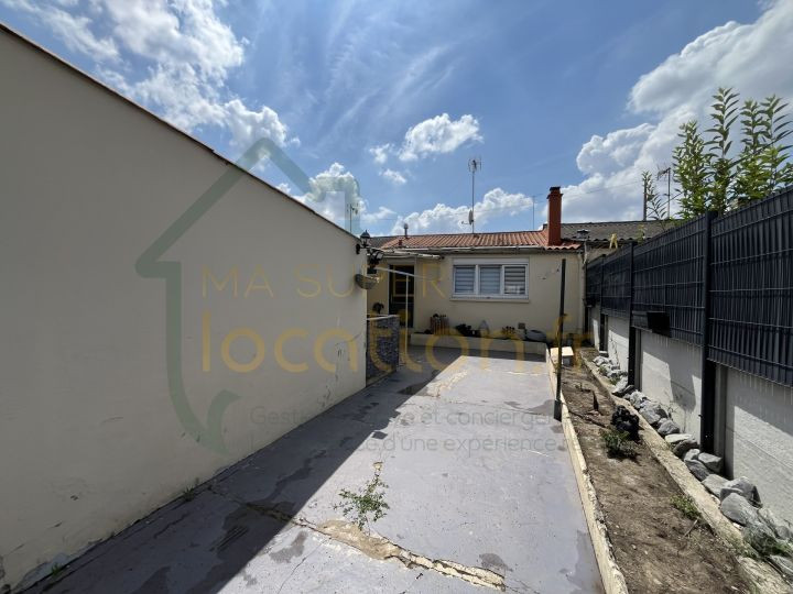 
                                                Location
                                                 Maison avec cour et garage
