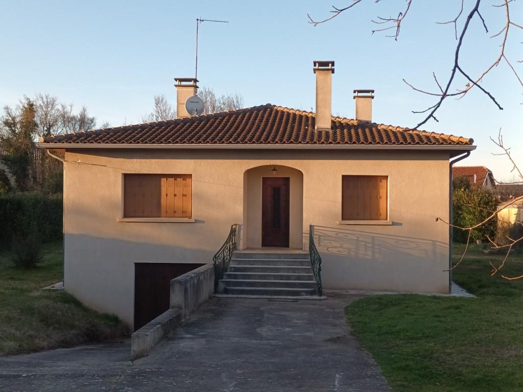 
                                                Location
                                                 Maison avec garage et terrain